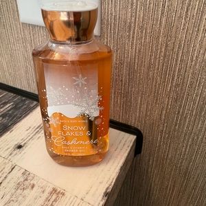 Snow flakes & cashmere body wash